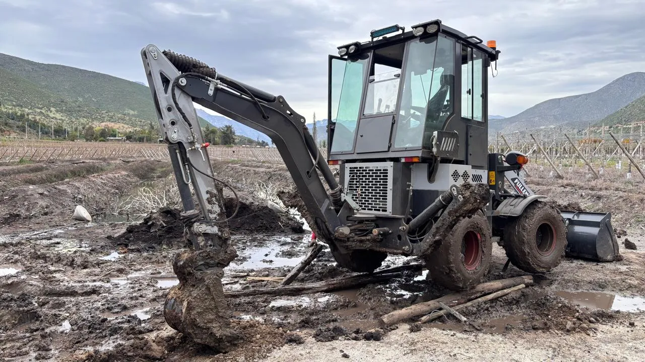 Retroexcavadora Fullen F312 de Grupo Nivo trabajando en terreno en Salamanca
